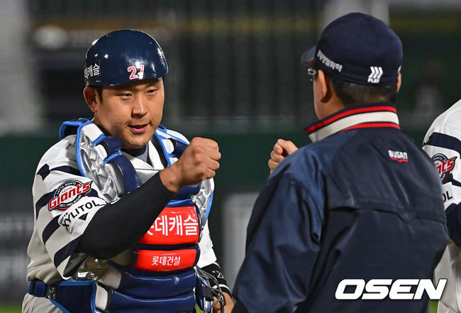 [OSEN=부산, 이석우 기자] 2일 부산 사직구장에서 2024 신한 SOL 뱅크 KBO 리그 롯데 자이언츠와 키움 히어로즈의 경기가 열렸다. 5연패에 빠진 롯데는 다시 한 번 새로운 라인업과 반즈를 선발로 연패 탈출을 노리고 키움은 스윕을 노리며 김인범을 선발로 내세웠다.롯데 자이언츠 유강남이 키움 히어로즈에 6-5 짜릿한 1점차 역전승을 올리고 김태형 감독과 하이파이브를 하고 있다. 2024.05.02 / foto0307@osen.co.kr