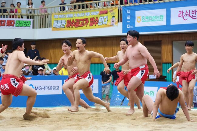 신어중학교가 제24회 대회에 이어 ‘제25회 증평인삼배전국장사씨름대회’에서 중학교부 단체전 우승을 차지했다. / 대한씨름협회