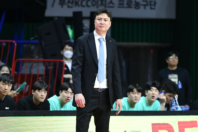 [사진] 송영진 감독 / KBL 제공.