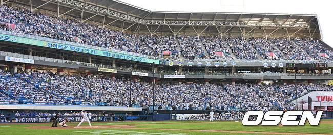 [OSEN=대구, 이석우 기자] 4일 대구삼성라이온즈파크에서 2024 신한 SOL 뱅크 KBO 리그 삼성 라이온즈와 롯데 자이언츠의 경기가 열렸다. 팬들이 대구삼성라이온즈파크를 가득 메우고 응원을 하고 있다. 2024.05.04 / foto0307@osen.co.kr