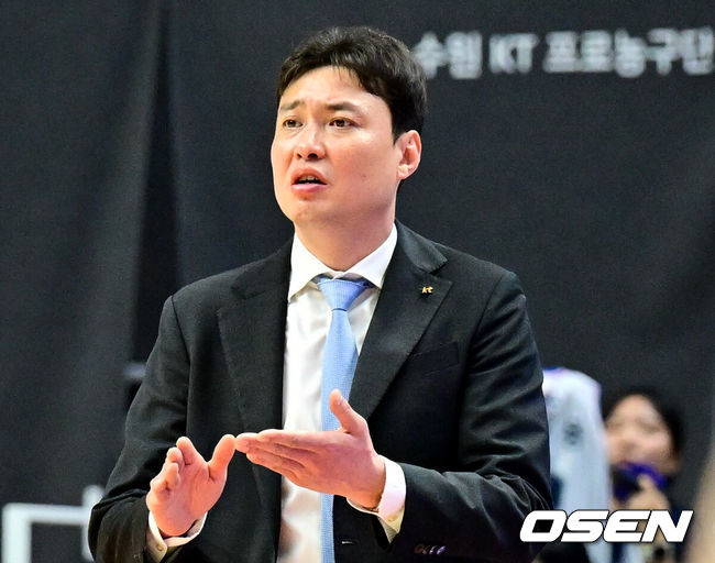 [OSEN=수원, 조은정 기자]5일 오후 경기도 KT 소닉붐 아레나에서 ‘2023-2024 정관장 프로농구’ 챔피언결정 5차전 수원 KT와 부산 KCC의 경기가 열렸다.KT 소닉붐 아레나에서 열리는 5차전. KT가 KCC에 1-3으로 끌려가고 있다. KT가 우승한다면 구단 역사상 최초의 우승이다. KCC가 우승한다면 13년 만에 통산 6번째 우승을 달성한다. KT 송영진 감독이 판정에 어필하고 있다. 2024.05.05 /cej@osen.co.kr