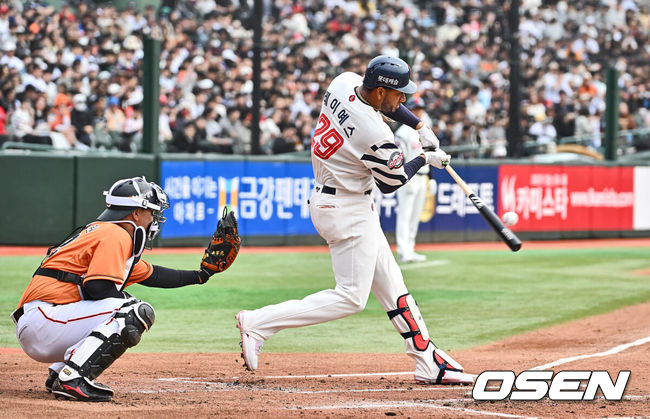 [OSEN=부산, 이석우 기자] 17일 부산 사직구장에서 2024 신한 SOL 뱅크 KBO 리그 롯데 자이언츠와 한화 이글스의 시범경기가 열렸다. 롯데 자이언츠 레이예스가 1회말 1회말 1사 1루 한화 이글스 류현진에게서 첫 안타를 치고 있다. 2024.03.17 / foto0307@osen.co.kr