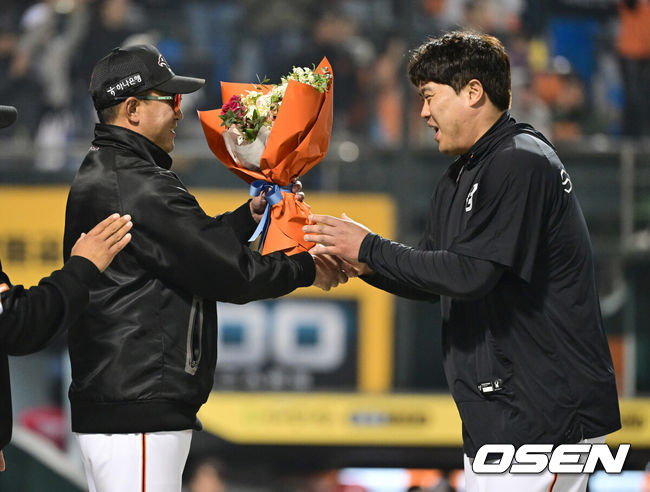 [OSEN=대전, 최규한 기자] KBO 통산 100승을 달성한 한화 류현진(오른쪽)이 최원호 감독에게 축하 꽃다발을 받고 있다. 2024.04.30 / dreamer@osen.co.kr