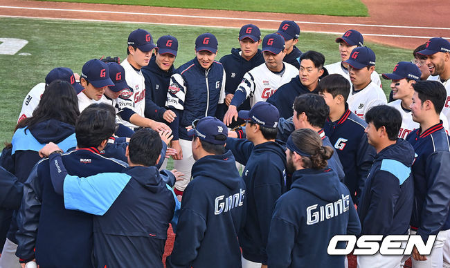 [OSEN=부산, 이석우 기자]롯데 자이언츠 선수들이 경기전 모여 선전을 다짐하고 있다. 2024.05.02 / foto0307@osen.co.kr