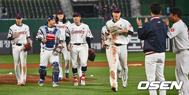 [OSEN=부산, 이석우 기자]롯데 자이언츠 선수들이 키움 히어로즈에 6-5 짜릿한 1점차 역전승을 올리고 기뻐하고 있다. 2024.05.02 / foto0307@osen.co.kr