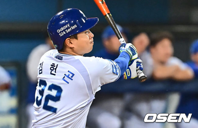 [OSEN=대구, 이석우 기자] 9일 대구삼성라이온즈파크에서 2024 신한 SOL 뱅크 KBO 리그 삼성 라이온즈와 KIA 타이거즈의 경기가 열렸다. 전날 12회 연장 승부끝에 패한 삼성은 3연패의 분위기 반전을 노리며 2번 구자욱-4번 김영웅 타순 변화를 줬고 이승현이 선발 출전하고 2연승을 완성한 1위 KIA는 2위 NC와의 승차를 2경기로 벌렸고 네일을 선발로 위닝 시리즈를 노린다.삼성 라이온즈 김헌곤이 8회말 무사 만루 역전 2타점 좌중간 2루타를 치고 있다. 2024.05.09 / foto0307@osen.co.kr