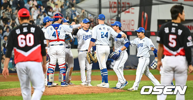 [OSEN=대구, 이석우 기자] 9일 대구삼성라이온즈파크에서 2024 신한 SOL 뱅크 KBO 리그 삼성 라이온즈와 KIA 타이거즈의 경기가 열렸다. 전날 12회 연장 승부끝에 패한 삼성은 3연패의 분위기 반전을 노리며 2번 구자욱-4번 김영웅 타순 변화를 줬고 이승현이 선발 출전하고 2연승을 완성한 1위 KIA는 2위 NC와의 승차를 2경기로 벌렸고 네일을 선발로 위닝 시리즈를 노린다.삼성 라이온즈 김헌곤이 KIA 타이거즈에 5-2로 승리한 후 강민호의 엄지척과 동료들의 축하를 받고 있다. 2024.05.09 / foto0307@osen.co.kr