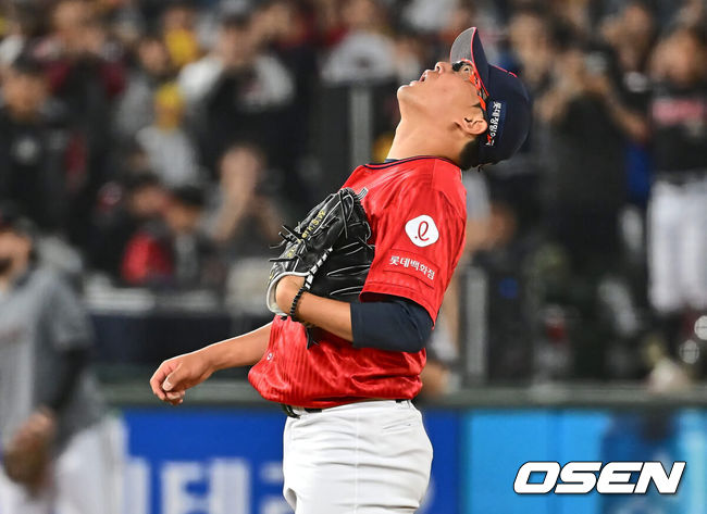 [OSEN=부산, 이석우 기자] 10일 부산 사직구장에서 2024 신한 SOL 뱅크 KBO 리그 롯데 자이언츠와 LG 트윈스의 경기가 열렸다. 전날 한화에 대승을 거둔 롯데는 박세웅을 선발로 내세워 연승 분위기를 이어가고 SSG에 위닝시리즈를 거둔 LG도 엔스를 선발 내세웠다.롯데 자이언츠 선발 투수 박세웅이 6회초 2사 1,2루 LG 트윈스 홍창기를 볼넷으로 내보내며 만루를 허용한 후 아쉬워하고 있다. 2024.05.10 / foto0307@osen.co.kr