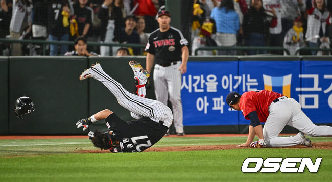 [OSEN=부산, 이석우 기자] 10일 부산 사직구장에서 2024 신한 SOL 뱅크 KBO 리그 롯데 자이언츠와 LG 트윈스의 경기가 열렸다. 전날 한화에 대승을 거둔 롯데는 박세웅을 선발로 내세워 연승 분위기를 이어가고 SSG에 위닝시리즈를 거둔 LG도 엔스를 선발 내세웠다.LG 트윈스 박동원이 6회초 1사 만루 좌익수 왼쪽에 떨어지는 싹쓸이 2루타를 치고 유격수 실책때 3루까지 진루 롯데 자이언츠 이주찬과 충돌하며 주루방해를 당하고 넘어지고 있다. 2024.05.10 / foto0307@osen.co.kr