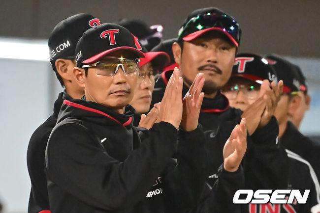 [OSEN=부산, 이석우 기자] 10일 부산 사직구장에서 2024 신한 SOL 뱅크 KBO 리그 롯데 자이언츠와 LG 트윈스의 경기가 열렸다. 전날 한화에 대승을 거둔 롯데는 박세웅을 선발로 내세워 연승 분위기를 이어가고 SSG에 위닝시리즈를 거둔 LG도 엔스를 선발 내세웠다.LG 트윈스 염경엽 감독이 롯데 자이언츠에 9-1로 승리한 후 박수를 치고 있다. 2024.05.10 / foto0307@osen.co.kr