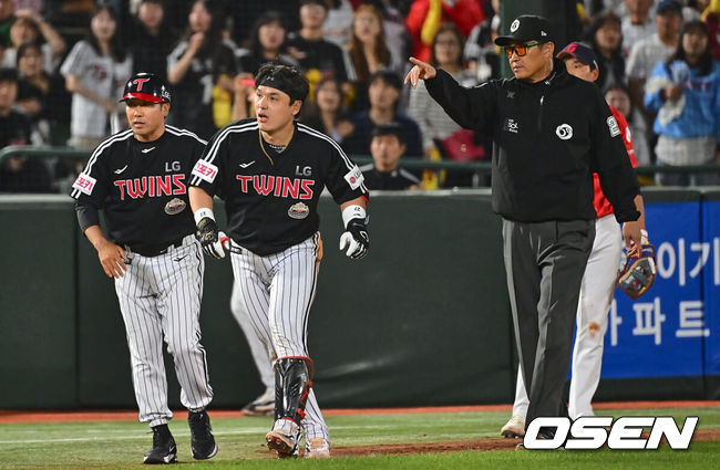 [OSEN=부산, 이석우 기자] 10일 부산 사직구장에서 2024 신한 SOL 뱅크 KBO 리그 롯데 자이언츠와 LG 트윈스의 경기가 열렸다. 전날 한화에 대승을 거둔 롯데는 박세웅을 선발로 내세워 연승 분위기를 이어가고 SSG에 위닝시리즈를 거둔 LG도 엔스를 선발 내세웠다.LG 트윈스 박동원이 6회초 1사 만루 좌익수 왼쪽에 떨어지는 싹쓸이 2루타를 치고 유격수 실책때 3루까지 진루 롯데 자이언츠 이주찬과 충돌하며 주루방해로 홈인하고 있다. 2024.05.10 / foto0307@osen.co.kr