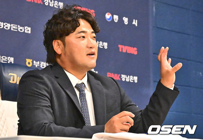 [OSEN=창원, 이석우 기자] 27일 창원 NC파크에서 2024 신한 SOL 뱅크 KBO 리그 NC 다이노스와 삼성 라이온즈의 경기가 열린다. 박석민 전 NC 다이노스의 내야수, 지명타자이자 현 NPB 요미우리 자이언츠 육성군 코치가 은퇴식을 갖는다.박석민 코치가 은퇴식에 앞서 기자회견을 하고 있다. 2024.04.27 / foto0307@osen.co.kr