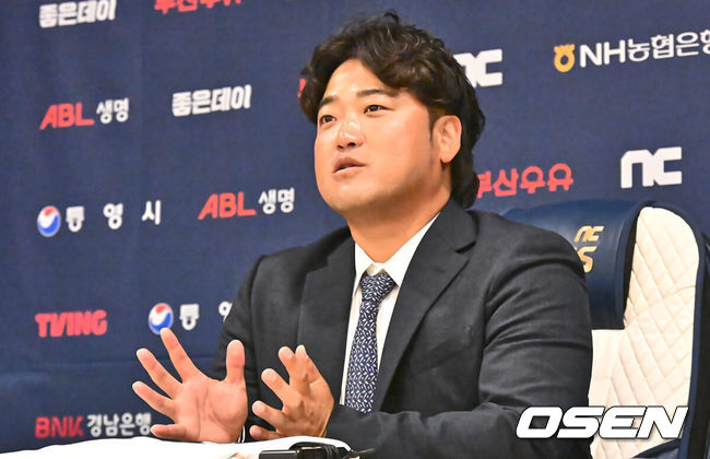 [OSEN=창원, 이석우 기자] 27일 창원 NC파크에서 2024 신한 SOL 뱅크 KBO 리그 NC 다이노스와 삼성 라이온즈의 경기가 열린다. 박석민 전 NC 다이노스의 내야수, 지명타자이자 현 NPB 요미우리 자이언츠 육성군 코치가 은퇴식을 갖는다.박석민 코치가 은퇴식에 앞서 기자회견을 하고 있다. 2024.04.27 / foto0307@osen.co.kr