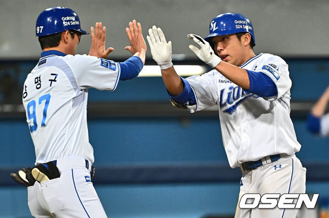 [OSEN=대구, 이석우 기자] 9일 대구삼성라이온즈파크에서 2024 신한 SOL 뱅크 KBO 리그 삼성 라이온즈와 KIA 타이거즈의 경기가 열렸다. 전날 12회 연장 승부끝에 패한 삼성은 3연패의 분위기 반전을 노리며 2번 구자욱-4번 김영웅 타순 변화를 줬고 이승현이 선발 출전하고 2연승을 완성한 1위 KIA는 2위 NC와의 승차를 2경기로 벌렸고 네일을 선발로 위닝 시리즈를 노린다.삼성 라이온즈 김영웅이 6회말 무사 좌월 동점 솔로 홈런을 치고 하이파이브를 하고 있다. 2024.05.09 / foto0307@osen.co.kr