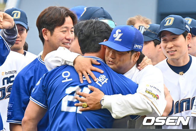 [OSEN=창원, 이석우 기자] 11일 창원NC파크에서 2024 신한 SOL 뱅크 KBO 리그 NC 다이노스와 삼성 라이온즈의 경기가 열렸다. NC는 김시훈이 선발 출전하고 삼성은 이호성이 선발 출전한다.은퇴식에서 박석민 코치가 삼성 오승환과 뜨거운 포옹을 하고 있다. 2024.05.11 / foto0307@osen.co.kr