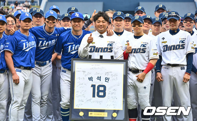 [OSEN=창원, 이석우 기자] 11일 창원NC파크에서 2024 신한 SOL 뱅크 KBO 리그 NC 다이노스와 삼성 라이온즈의 경기가 열렸다. NC는 김시훈이 선발 출전하고 삼성은 이호성이 선발 출전한다.은퇴식에서 박석민 코치와 NC-삼성 선수들이 기념촬영을 하고 있다. 2024.05.11 / foto0307@osen.co.kr