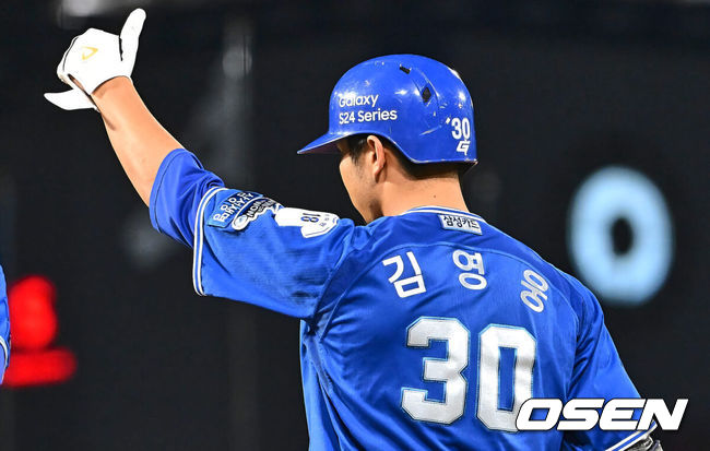 [OSEN=창원, 이석우 기자] 11일 창원NC파크에서 2024 신한 SOL 뱅크 KBO 리그 NC 다이노스와 삼성 라이온즈의 경기가 열렸다. NC는 김시훈이 선발 출전하고 삼성은 이호성이 선발 출전한다.삼성 라이온즈 김영웅이 7회초 2사 만루 우익수 앞 2타점 역전 적시타를 치고 엄지척을 하고 있다. 2024.05.11 / foto0307@osen.co.kr