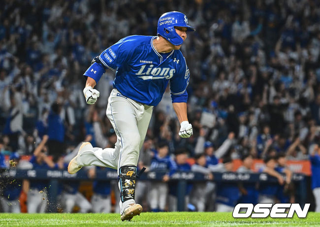 [OSEN=창원, 이석우 기자] 11일 창원NC파크에서 2024 신한 SOL 뱅크 KBO 리그 NC 다이노스와 삼성 라이온즈의 경기가 열렸다. NC는 김시훈이 선발 출전하고 삼성은 이호성이 선발 출전한다.삼성 라이온즈 김영웅이 7회초 2사 만루 우익수 앞 2타점 역전 적시타를 치고 환호하고 있다. 2024.05.11 / foto0307@osen.co.kr