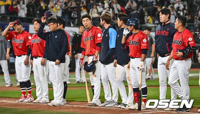 [OSEN=부산, 이석우 기자] 10일 부산 사직구장에서 2024 신한 SOL 뱅크 KBO 리그 롯데 자이언츠와 LG 트윈스의 경기가 열렸다. 전날 한화에 대승을 거둔 롯데는 박세웅을 선발로 내세워 연승 분위기를 이어가고 SSG에 위닝시리즈를 거둔 LG도 엔스를 선발 내세웠다.롯데 자이언츠 선수들이 LG 트윈스에 1-9로 패한 후 팬들에게 인사를 하고 있다. 2024.05.10 / foto0307@osen.co.kr