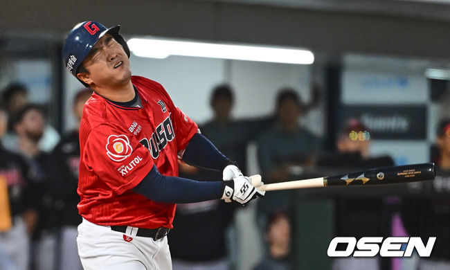 [OSEN=부산, 이석우 기자] 10일 부산 사직구장에서 2024 신한 SOL 뱅크 KBO 리그 롯데 자이언츠와 LG 트윈스의 경기가 열렸다. 전날 한화에 대승을 거둔 롯데는 박세웅을 선발로 내세워 연승 분위기를 이어가고 SSG에 위닝시리즈를 거둔 LG도 엔스를 선발 내세웠다.롯데 자이언츠 정훈이 3회말 2사 1,3루 삼진 아웃당하고 아쉬워하고 있다. 2024.05.10 / foto0307@osen.co.kr