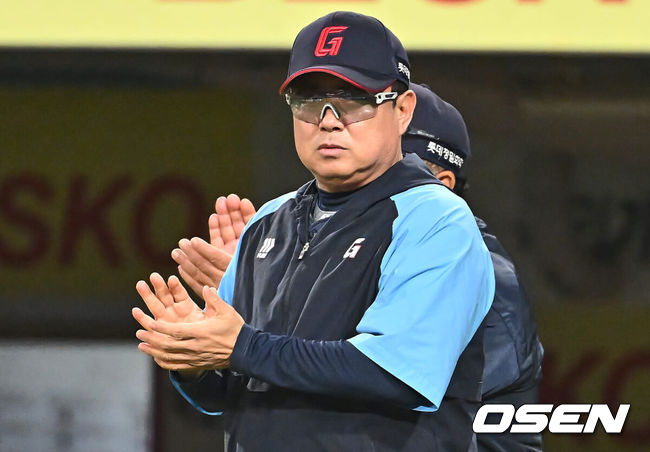 [OSEN=대구, 이석우 기자] 3일 대구삼성라이온즈파크에서 2024 신한 SOL 뱅크 KBO 리그 삼성 라이온즈와 롯데 자이언츠의 경기가 열렸다. 삼성은 5연속 위닝시리즈와 함께 공동 2위로 올라선 기세를 몰아 코너가 선발 등판하고 롯데는 짜릿한 1점차 역전승에 이어 나균안이 선발로 등판했다.롯데 자이언츠 김태형 감독이 삼성 라이온즈에 8-7로 승리한 후 기뻐하고 있다. 2024.05.03 / foto0307@osen.co.kr