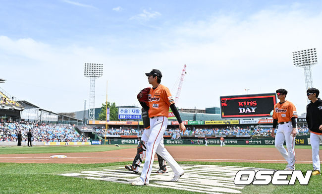 [OSEN=대전, 박준형 기자] 12일 오후 대전 한화생명이글스파크에서 ‘2024 신한 SOL BANK KBO리그’ 한화 이글스와 키움 히어로즈의 경기가 진행됐다.이날 한화는 2024 신인 조동욱을, 키움은 전준표를 선발투수로 내세웠다.  경기 앞서 이날 한화 선발투수 조동욱이 더그아웃으로 들어가고 있다.. 2024.05.12 / soul1014@osen.co.kr