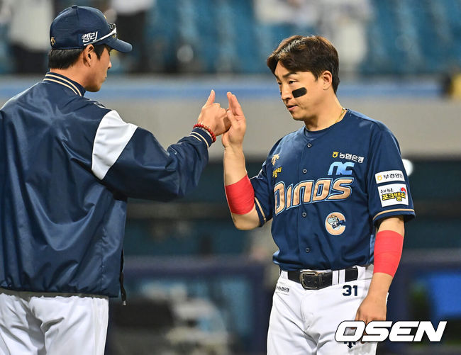 [OSEN=이석우 기자] NC 손아섭(오른쪽)이 강인권 감독과 하이파이브를 하고 있다. 2024.04.12 / foto0307@osen.co.kr