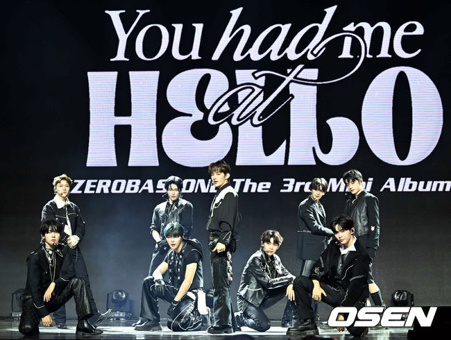 [OSEN=민경훈 기자] 그룹 제로베이스원(제베원, ZEROBASEONE)의 미니 3집 'You had me at HELLO (유 해드 미 앳 헬로우)' 발매 기념 쇼케이스가 13일 서울 용산구 블루스퀘어 마스터카드홀에서 열렸다.이번 미니 3집에는 사랑이 주는 행복에 가슴 벅찬 청춘의 이야기가 담겼다. 지난 2개 앨범에서 이어온 운명적 만남 후 첫눈에 반한 청춘 3부작을 완성하는 앨범이다. 타이틀곡 'Feel the POP (필 더 팝)'은 D&B, UK garage, Jersey club 등 다양한 리듬이 섞인 POP 장르로, 제로베이스원의 음악적 도전을 보여주는 곡이다. 제로베이스원 멤버들이 화려한 무대를 선보이고 있다. 2024.05.13 /rumi@osen.co.kr