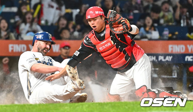 [OSEN=창원, 이석우 기자] 17일 창원NC파크에서 2024 신한 SOL 뱅크 KBO 리그 NC 다이노스와 KIA 타이거즈의 경기가 열렸다. 선두 KIA와 승차가 불과 1경기 차인 NC는 김시훈이 선발 출전하고 KIA는 김건국이 올랐으나 1이닝 2피안타 1실점으로 물러났다.NC 다이노스 데이비슨이 3회말 1사 3루 김성욱의 우익수 플라이 아웃때 홈으로 쇄도했으나 아웃되고 있다. 2024.05.17 / foto0307@osen.co.kr