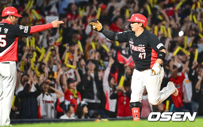 [OSEN=창원, 이석우 기자] 17일 창원NC파크에서 2024 신한 SOL 뱅크 KBO 리그 NC 다이노스와 KIA 타이거즈의 경기가 열렸다. 선두 KIA와 승차가 불과 1경기 차인 NC는 김시훈이 선발 출전하고 KIA는 김건국이 올랐으나 1이닝 2피안타 1실점으로 물러났다.KIA 타이거즈 나성범이 9회초 무사 1루 좌월 2점 홈런을 치고 세리머니를 하고 있다. 2024.05.17 / foto0307@osen.co.kr