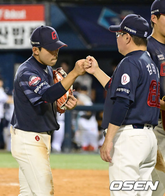 [OSEN=잠실, 김성락 기자] 프로야구 롯데 자이언츠는 17일 서울 잠실구장에서 열린 2024 신한 SOL뱅크 KBO리그 두산 베어스와의 시즌 4차전에서 5-1로 승리했다. 롯데는 3연전 기선제압과 함께 2연승을 달리며 시즌 15승 1무 26패를 기록했다. 반면 9연승 뒤 2연패에 빠진 두산은 25승 1무 21패가 됐다. 경기 종료 후 두산 김태형 감독, 윌커슨이 하이파이브를 하고 있다. 2024.05.17 / ksl0919@osen.co.kr