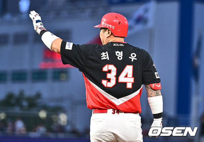 [OSEN=창원, 이석우 기자] 17일 창원NC파크에서 2024 신한 SOL 뱅크 KBO 리그 NC 다이노스와 KIA 타이거즈의 경기가 열렸다. 선두 KIA와 승차가 불과 1경기 차인 NC는 김시훈이 선발 출전하고 KIA는 김건국이 올랐으나 1이닝 2피안타 1실점으로 물러났다.KIA 타이거즈 최형우가 3회초 1사 3루 중견수 앞 1타점 안타를 치고 세리머니를 하고 있다. 2024.05.17 / foto0307@osen.co.kr