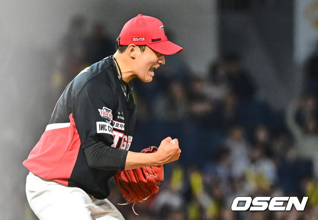 [OSEN=창원, 이석우 기자] 17일 창원NC파크에서 2024 신한 SOL 뱅크 KBO 리그 NC 다이노스와 KIA 타이거즈의 경기가 열렸다. 선두 KIA와 승차가 불과 1경기 차인 NC는 김시훈이 선발 출전하고 KIA는 김건국이 올랐으나 1이닝 2피안타 1실점으로 물러났다.KIA 타이거즈 김도현이 7회말 2사 3루 NC 다이노스 서호철을 삼진으로 잡고 환호하고 있다. 2024.05.17 / foto0307@osen.co.kr