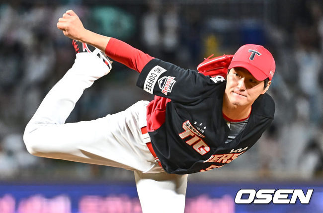 [OSEN=창원, 이석우 기자] 17일 창원NC파크에서 2024 신한 SOL 뱅크 KBO 리그 NC 다이노스와 KIA 타이거즈의 경기가 열렸다. 선두 KIA와 승차가 불과 1경기 차인 NC는 김시훈이 선발 출전하고 KIA는 김건국이 올랐으나 1이닝 2피안타 1실점으로 물러났다.KIA 타이거즈 전상현이 역투하고 있다. 2024.05.17 / foto0307@osen.co.kr