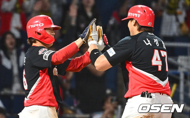 [OSEN=창원, 이석우 기자] 17일 창원NC파크에서 2024 신한 SOL 뱅크 KBO 리그 NC 다이노스와 KIA 타이거즈의 경기가 열렸다. 선두 KIA와 승차가 불과 1경기 차인 NC는 김시훈이 선발 출전하고 KIA는 김건국이 올랐으나 1이닝 2피안타 1실점으로 물러났다.KIA 타이거즈 나성범이 9회초 무사 1루 좌월 2점 홈런을 치고 하이파이브를 하고 있다. 2024.05.17 / foto0307@osen.co.kr