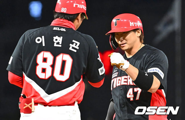 [OSEN=창원, 이석우 기자] 17일 창원NC파크에서 2024 신한 SOL 뱅크 KBO 리그 NC 다이노스와 KIA 타이거즈의 경기가 열렸다. 선두 KIA와 승차가 불과 1경기 차인 NC는 김시훈이 선발 출전하고 KIA는 김건국이 올랐으나 1이닝 2피안타 1실점으로 물러났다.KIA 타이거즈 나성범이 7회초 1사 3루 중견수 왼쪽에 떨어지는 역전 1타점 안타를 치고 하이파이브를 하고 있다. 2024.05.17 / foto0307@osen.co.kr