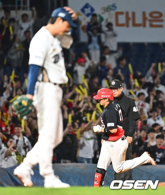 [OSEN=창원, 이석우 기자] 17일 창원NC파크에서 2024 신한 SOL 뱅크 KBO 리그 NC 다이노스와 KIA 타이거즈의 경기가 열렸다. 선두 KIA와 승차가 불과 1경기 차인 NC는 김시훈이 선발 출전하고 KIA는 김건국이 올랐으나 1이닝 2피안타 1실점으로 물러났다.KIA 타이거즈 나성범이 9회초 무사 1루 좌월 2점 홈런을 치고 그라운드를 돌고 있다. 2024.05.17 / foto0307@osen.co.kr