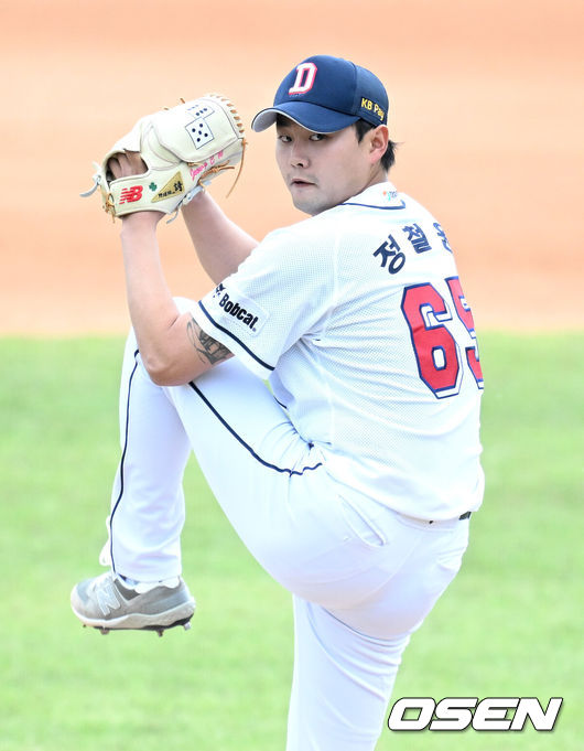 [OSEN=이천, 이대선 기자] 11일 오후 경기도 이천 베어스 파크에서 2024 메디힐 KBO 퓨처스리그 두산 베어스와 삼성 라이온즈의 경기가 열렸다.6회초 무사에서 두산 정철원이 역투하고 있다. 2024.05.11 /sunday@osen.co.kr