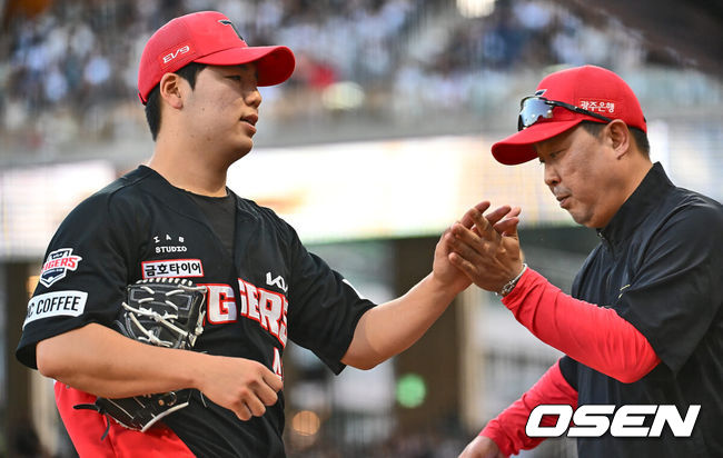 [OSEN=창원, 이석우 기자] 18일 창원NC파크에서 2024 신한 SOL 뱅크 KBO 리그 NC 다이노스와 KIA 타이거즈의 경기가 열렸다. NC는 이재학을 KIA는 황동하를 선발로 내세웠다.KIA 타이거즈 황동하가 5회말 2사 1루 NC 다이노스 박건우를 우익수 플라이로 잡고 하이파이브를 하고 있다. 2024.05.18 / foto0307@osen.co.kr