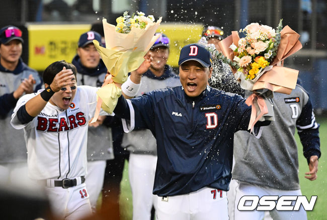 [OSEN=잠실, 지형준 기자] 두산이 무서운 뒤심을 발휘하며 개막전에서 짜릿한 역전승을 거뒀다.두산 베어스는 1일 서울 잠실구장에서 열린 2023 신한은행 SOL KBO리그 롯데 자이언츠와의 개막전에서 연장 11회 접전 끝 12-10 역전승을 거뒀다. 두산 이승엽 감독은 데뷔전에서 기분 좋은 승리를 맛봤다. 두산 이승엽 감독이 첫 승을 거두며 선수들과 기뻐하고 있다. 2023.04.01 /jpnews@osen.co.kr