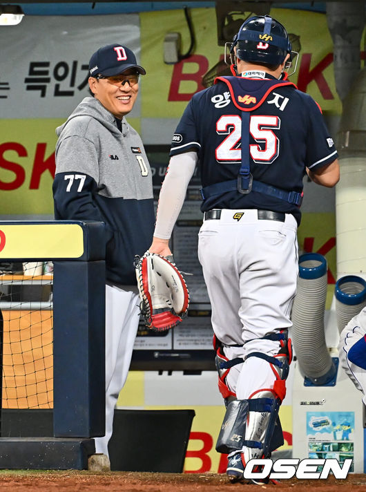 [OSEN=대구, 이석우 기자]  두산 베어스 이승엽 감독, 양의지 036 2023.09.22 / foto0307@osen.co.kr