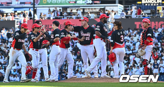 [OSEN=창원, 이석우 기자] 19일 창원NC파크에서 2024 신한 SOL 뱅크 KBO 리그 NC 다이노스와 KIA 타이거즈의 경기가 열렸다. NC는 이용준을 선발로 스윕패 위기 탈출을 노리고 위닝시리즈를 완성한 KIA는 양현종을 내세워 시리즈 전승을 노린다.KIA 타이거즈 선수들이 NC 다이노스에 2-1로 승리, 스윕승을 올리고 기뻐하고 있다. 2024.05.19 / foto0307@osen.co.kr