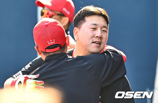 [OSEN=창원, 이석우 기자] 19일 창원NC파크에서 2024 신한 SOL 뱅크 KBO 리그 NC 다이노스와 KIA 타이거즈의 경기가 열렸다. NC는 이용준을 선발로 스윕패 위기 탈출을 노리고 위닝시리즈를 완성한 KIA는 양현종을 내세워 시리즈 전승을 노린다.KIA 타이거즈 이우성이 9회초 2사 좌월 솔로 홈런을 치고 포옹을 하고 있다. 2024.05.19 / foto0307@osen.co.kr