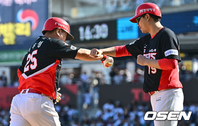 [OSEN=창원, 이석우 기자] 19일 창원NC파크에서 2024 신한 SOL 뱅크 KBO 리그 NC 다이노스와 KIA 타이거즈의 경기가 열렸다. NC는 이용준을 선발로 스윕패 위기 탈출을 노리고 위닝시리즈를 완성한 KIA는 양현종을 내세워 시리즈 전승을 노린다.KIA 타이거즈 이우성이 9회초 2사 좌월 솔로 홈런을 치고 세리머니를 하고 있다. 2024.05.19 / foto0307@osen.co.kr