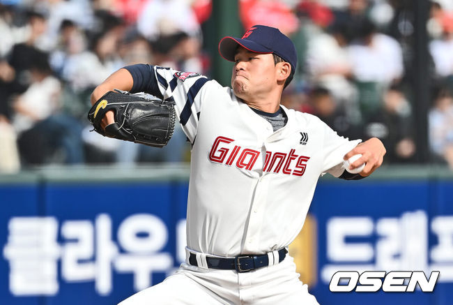 [OSEN=부산, 이석우 기자] 16일 부산 사직구장에서 2024 신한 SOL 뱅크 KBO 리그 롯데 자이언츠와 한화 이글스의 경기가 열렸다. 롯데 자이언츠 김진욱이 역투하고 있다. 2024.03.16 / foto0307@osen.co.kr