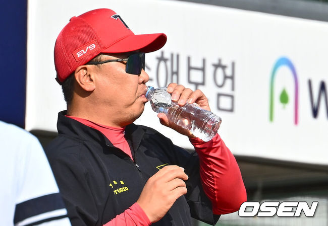 [OSEN=부산, 이석우 기자] 21일 부산 사직구장에서 2024 신한 SOL 뱅크 KBO 리그 롯데 자이언츠와 KIA 타이거즈의 경기가 열렸다. 두산과의 연장 무승부를 기록한 롯데는 반즈를 선발로 내세우고 NC전 스윕승을 올린 KIA는 네일을 선발로 기세를 이어간다.KIA 타이거즈 이범호 감독이 물을 마시고 있다. 2024.05.21 / foto0307@osen.co.kr