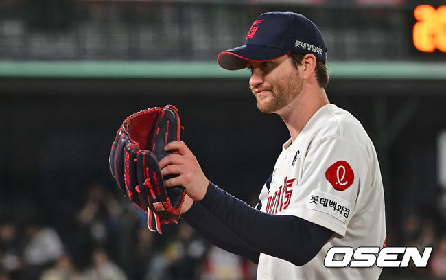 [OSEN=부산, 이석우 기자] 21일 부산 사직구장에서 2024 신한 SOL 뱅크 KBO 리그 롯데 자이언츠와 KIA 타이거즈의 경기가 열렸다. 두산과의 연장 무승부를 기록한 롯데는 반즈를 선발로 내세우고 NC전 스윕승을 올린 KIA는 네일을 선발로 기세를 이어간다.롯데 자이언츠 선발 투수 반즈가 8회초 2사 상황에서 교치되고 있다. 2024.05.21 / foto0307@osen.co.kr