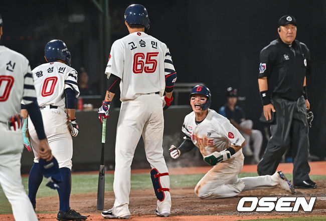 [OSEN=부산, 이석우 기자] 21일 부산 사직구장에서 2024 신한 SOL 뱅크 KBO 리그 롯데 자이언츠와 KIA 타이거즈의 경기가 열렸다. 두산과의 연장 무승부를 기록한 롯데는 반즈를 선발로 내세우고 NC전 스윕승을 올린 KIA는 네일을 선발로 기세를 이어간다.롯데 자이언츠 윤동희가 7회말 2사 2,3루 KIA 타이거즈 최지민의 폭투 때 황성빈에 이어 득점을 올리고 환호하고 있다. 2024.05.21 / foto0307@osen.co.kr