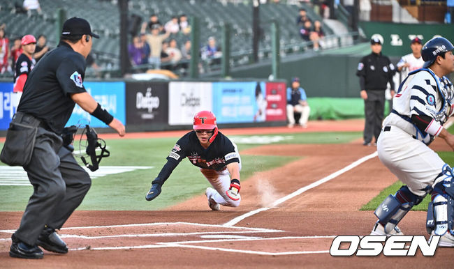 [OSEN=부산, 이석우 기자] 21일 부산 사직구장에서 2024 신한 SOL 뱅크 KBO 리그 롯데 자이언츠와 KIA 타이거즈의 경기가 열렸다. 두산과의 연장 무승부를 기록한 롯데는 반즈를 선발로 내세우고 NC전 스윕승을 올린 KIA는 네일을 선발로 기세를 이어간다.KIA 타이거즈 박찬호가 1회초 무사 2루 김선빈의 1루 땅볼때 홈으로 쇄도 세이프되고 있다. 2024.05.21 / foto0307@osen.co.kr