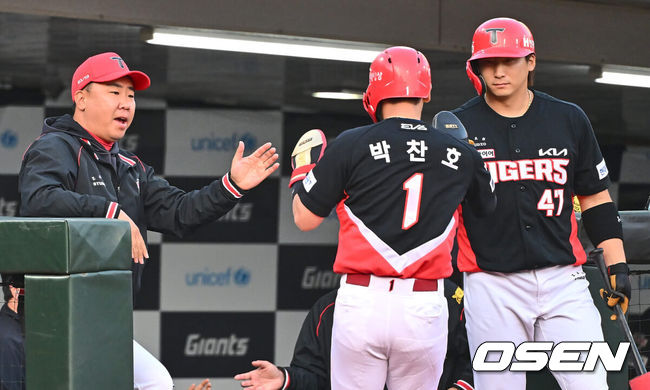 [OSEN=부산, 이석우 기자] 21일 부산 사직구장에서 2024 신한 SOL 뱅크 KBO 리그 롯데 자이언츠와 KIA 타이거즈의 경기가 열렸다. 두산과의 연장 무승부를 기록한 롯데는 반즈를 선발로 내세우고 NC전 스윕승을 올린 KIA는 네일을 선발로 기세를 이어간다.KIA 타이거즈 이범호 감독이 1회초 무사 2루 김선빈의 1루 땅볼때 홈으로 쇄도 득점을 올린 박찬호를 맞이하고 있다. 2024.05.21 / foto0307@osen.co.kr